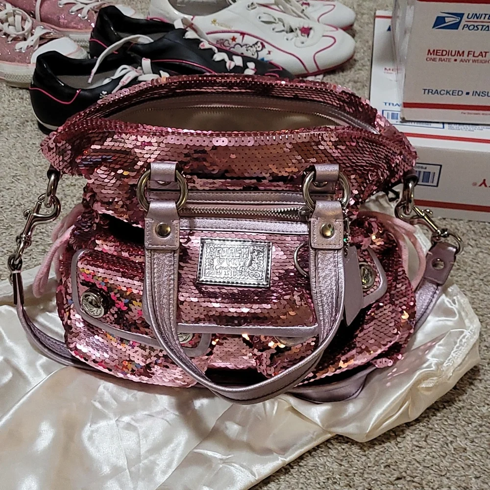 バッグ Coach Poppy Sequin Mini Shoulder Bag Y2k Coach Poppy Sequin Mini Shoulder Bag Y2k 【公式通販】